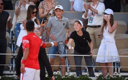 Splendido Djokovic vince il Roland Garros e regala a un ragazzo la racchetta 